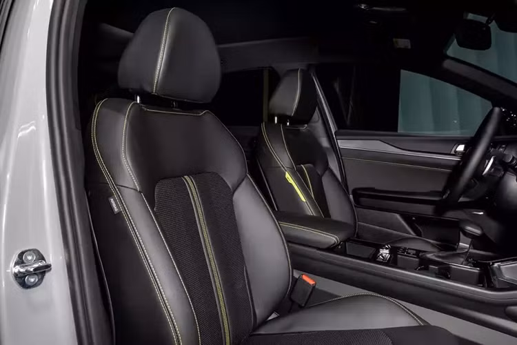 Thêm vào đó là tính năng cập nhật phần mềm qua Wifi, hỗ trợ kết nối Apple CarPlay/Android Auto không dây, cụm điều khiển trung tâm tái thiết kế, cửa cốp chỉnh điện và ghế sau gập 60:40. Ở thị trường Mỹ, Kia K5 2025 có tổng cộng 3 phiên bản là LXS, GT-Line và GT.