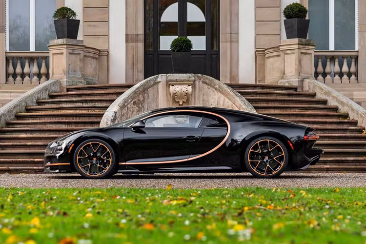 Chiron lần đầu tiên được trưng bày tại Geneva Motor Show vào ngày 1 tháng 3/2016. Thiết kế ban đầu được xem trước với mẫu xe ý tưởng Bugatti Vision Gran Turismo được ra mắt tại Triển lãm Frankfurt 2015. Bẵng đi 7 năm, siêu phẩm của hãng xe nước Pháp đã kết thúc kỷ nguyên của mình khi Bugatti Chiron cuối cùng đã rời dây chuyền sản xuất.