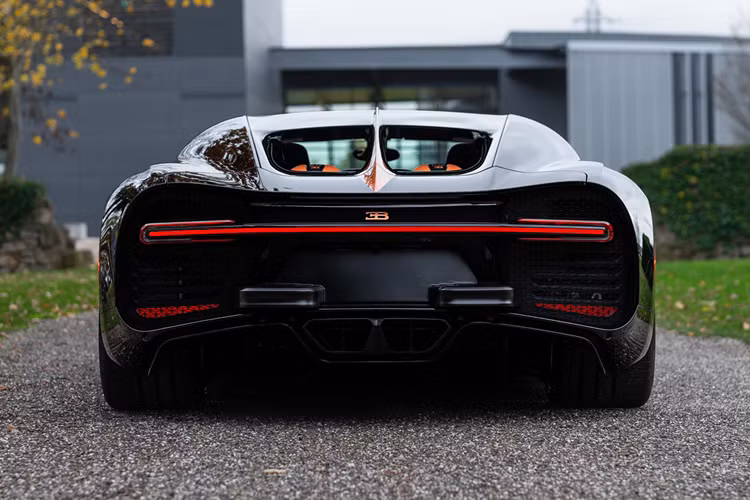 Siêu phẩm Bugatti Chiron chỉ mất thời gian 2,5 giây để tăng tốc từ vị trí xuất phát lên 100 km/h trước khi đạt vận tốc tối đa 420 km/h. Theo một kênh YouTube tính toán, siêu xe đắt đỏ này có giá khoảng 3 triệu USD (khoảng hơn 70 tỷ đồng) khi mua mới.