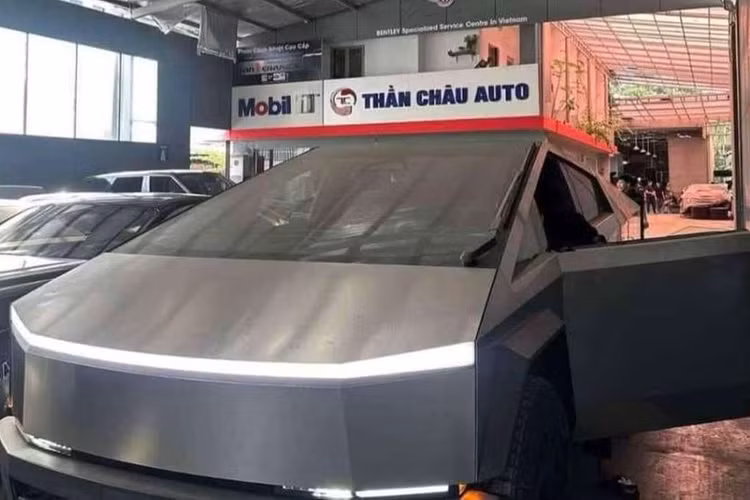 Trên mạng xã hội mới đây bất ngờ lan truyền hình ảnh của một chiếc Tesla Cybertruck đầu tiên về Việt Nam khiến cộng đồng mạng được một phen xôn xao. Theo đó, xe thuộc phiên bản cao cấp nhất Cyberbeast. Hiện chưa rõ mức giá xe Tesla Cybertruck tại Việt Nam bao nhiêu, nhưng theo giới thạo tin sẽ không dưới 10 tỷ đồng.
