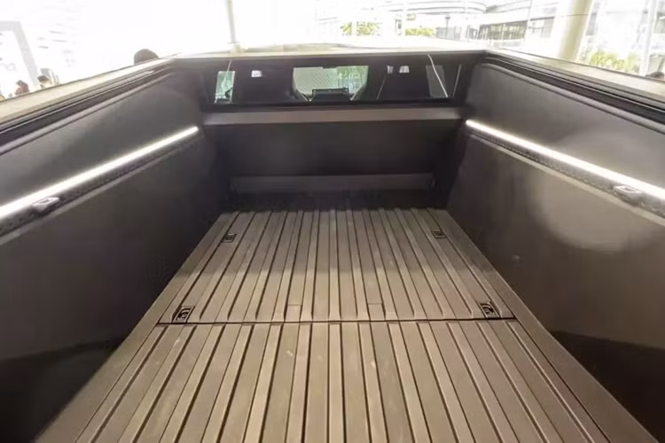 Về truyền động, Tesla Cybertruck bản Cyberbeast trong bài có công suất tối đa 845 mã lực và mô-men xoắn cực đại 1.400 Nm. Xe có thể tăng tốc từ 0-96 km/h chỉ 2,6 giây.