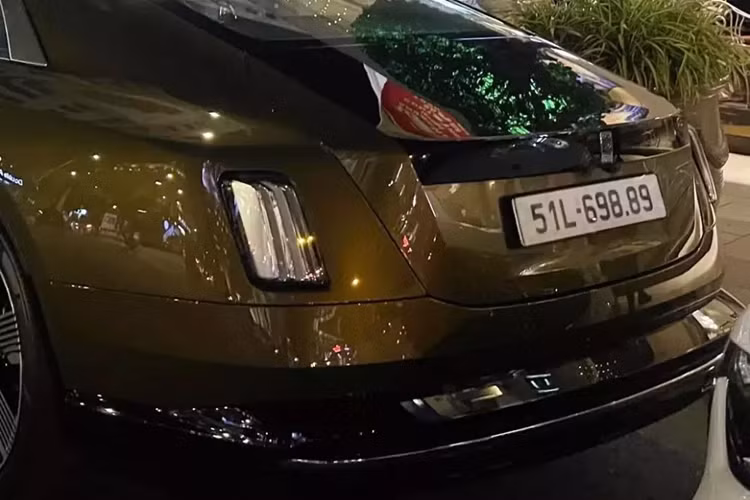 Mức giá xe Rolls-Royce Spectre chạy điện bán chính hãng tại Việt Nam từ 18 tỷ đồng, nhưng chiếc xe này có trang bị tùy chọn thêm, từ màu sơn, mâm đến ngoại thất, nên giá bán có thể trên 25 tỷ đồng, chưa bao gồm các chi phí để xe lăn bánh.