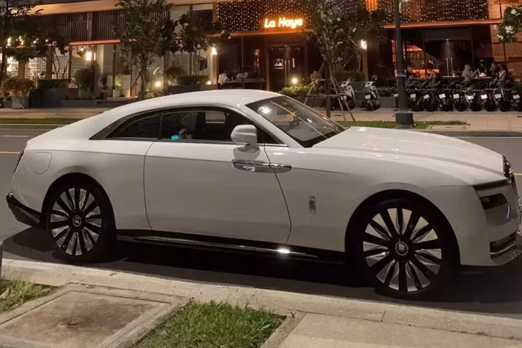 Xe điện đầu tiên của Rolls-Royce có thời gian tăng tốc từ vị trí xuất phát lên 100km/h chỉ trong 4,4 giây trước khi đạt tốc độ tối đa giới hạn là 250 km/h. Rolls-Royce Spectre chạy được 515 km theo chu trình thử nghiệm của EPA tại Mỹ, tức có thể phượt từ Hà Nội đi Quảng Bình chỉ sau 1 lần sạc đầy pin.