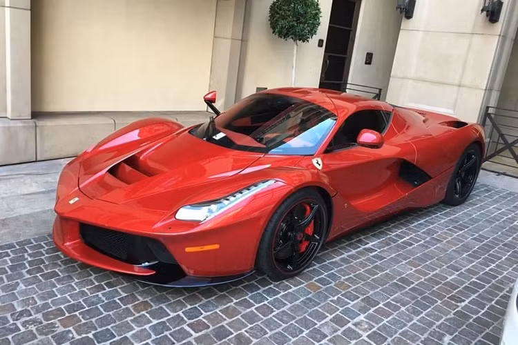 Trái tim của Ferrari LaFerrari là khối động cơ đốt trong V12 dung tích 6.3L mang mã F140, sản sinh công suất tối đa 800 mã lực và mô-men xoắn cực đại 700 Nm.