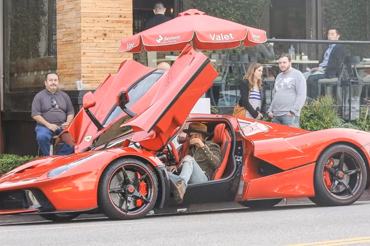 Tổng cộng có 500 chiếc LaFerrari được sản xuất với mức giá khởi điểm khoảng 1,5 triệu USD. Sau gần 1 thập kỷ, mức giá bán lại trung bình của mẫu xe này lên đến 3,1 triệu USD.