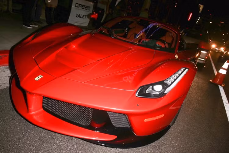 Tương tự với chiếc SA Aperta trước đó, nội thất của chiếc LaFerrari được bọc Alcantara với tông màu đỏ Rosso FX. Anh còn cá nhân hóa tên và huy hiệu của mình tại ốp bậc cửa.