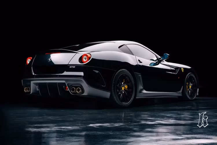 Ngoại thất của chiếc xe mang màu sơn đen Nero Setoso, đi kèm với kẹp phanh màu vàng tương phản. Lewis Hamilton thường được bắt gặp sử dụng chiếc xe này tại Monaco.