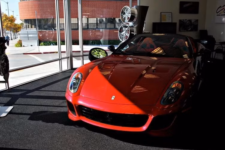 Ferrari SA Aperta: Dựa trên nền tảng 599 GTO, SA Aperta được sản xuất giới hạn 80 chiếc toàn cầu nhằm kỷ niệm 80 năm thành lập Pininfarina. Chiếc xe của tay đua này mang màu sơn đỏ Rosso Fuoco, và được phát hiện lần cuối tại Beverly Hills, California.