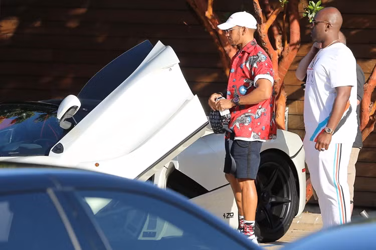 Ferrari LaFerrari Aperta: Vào tháng 6/2018, chiếc LaFerrari Aperta, phiên bản mui trần của LaFerrari, được bàn giao cho Lewis Hamilton tại Beverly Hills, California (Mỹ).