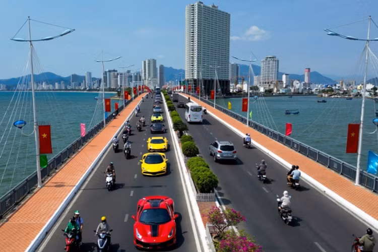 Đáng chú ý, hàng hiếm Koenigsegg Regera sau một thời gian được bảo dưỡng tại Thụy Điển cũng đã trở về Việt Nam, quy tụ cùng dàn xe siêu hơn 350 tỷ đồng của đại gia ngành thẩm mỹ.