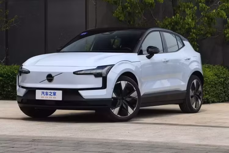 SUV điện Volvo EX30 là mẫu xe toàn cầu tiếp nối phong cách "thiết kế Scandinavia" mang tính biểu tượng của thương hiệu xe Thụy Điển nhưng đã về tay người Trung Quốc kinh doanh. Điều này dễ thấy nhất ở phần đầu xe chính là đèn pha hình chữ “T”, sử dụng nguồn sáng dạng lưới bên trong trông đầy công nghệ.