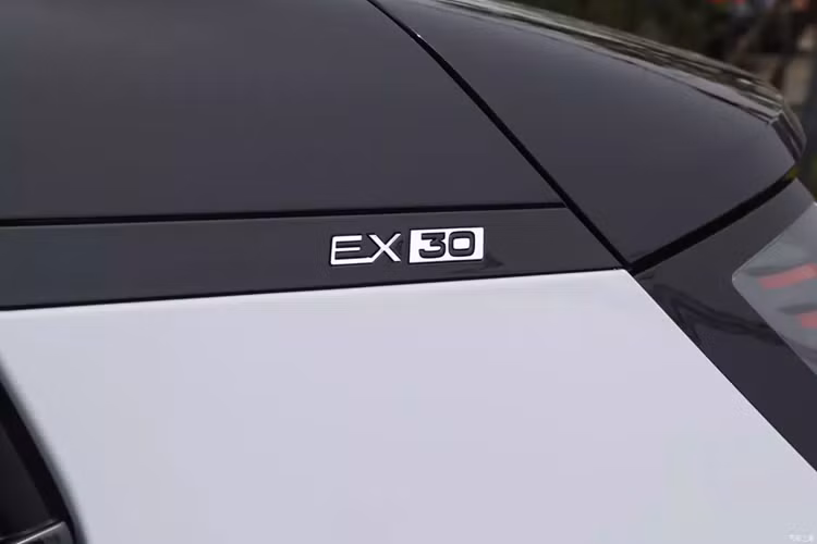 Khoang lái của Volvo EX30 cũng tiếp tục ý tưởng thiết kế đơn giản, màn hình điều khiển trung tâm kích thước lớn đặt dọc 12,3 inch cổ điển vẫn được giữ nguyên, các nút bấm trên vô-lăng ba chấu đa chức năng được chuyển sang điều khiển cảm ứng và điều hòa.