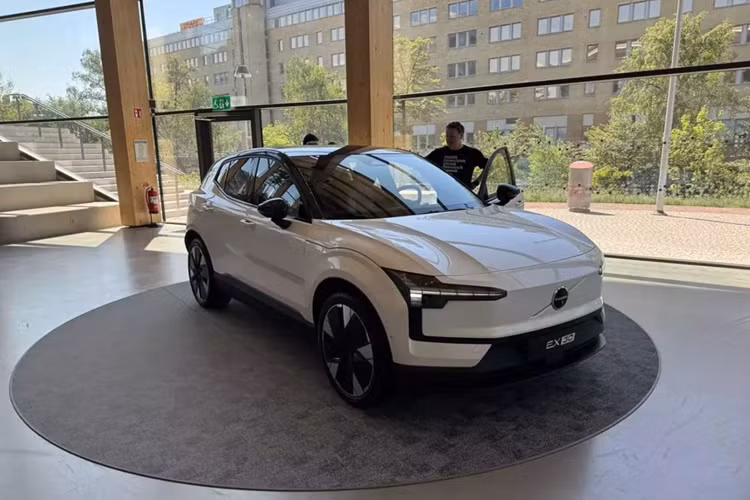 Vào ngày 19/5/2024, hãng xe Volvo đã chính thức công bố giá bán cho mẫu SUV cỡ nhỏ mới của mình, chiếc Volvo EX30 2024 mới tại thị trường tỷ dân ở Trung Quốc.