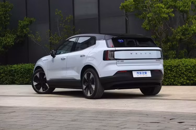 Về kích thước, chiều dài, chiều rộng và chiều cao của xe lần lượt là 4233/1838/1555mm, chiều dài cơ sở là 2650mm. Chiều dài tổng thể của xe không lớn lắm, được coi là một chiếc SUV cỡ nhỏ. Mẫu xe cấp thấp được trang bị vành 225/55 R18, mẫu tầm trung được trang bị vành 245/45 R19, mẫu cao cấp nhất được trang bị vành 245/40 R20.
