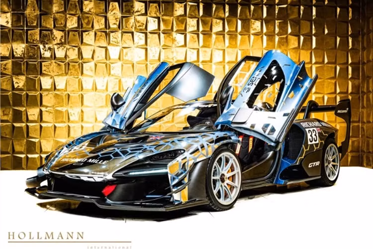 McLaren Senna GTR được phát triển từ Senna bản sản xuất đường phố có 500 xe, ngoại thất xe hung hăn hơn khi có cản trước với cánh lướt gió lớn, cùng các vây cá to bản, nắp capô dữ dằn, bộ mâm đua, cản sau mới và quan trọng, là cánh gió đuôi siêu khổng lồ, nội thất của McLaren Senna GTR có vô lăng theo đúng chất các xe đua.