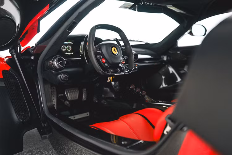 Chiếc Hypercar ra mắt với công suất 950 mã lực nhờ hệ thống Hybrid đầu tiên từng được trang bị cho xe thương mại của Ferrari, sử dụng những tiến bộ công nghệ như hệ thống KERS từ đội đua F1 của thương hiệu và kết hợp với động cơ V12 6.3 lít mang tính biểu tượng của “Ngựa chồm Ý”.