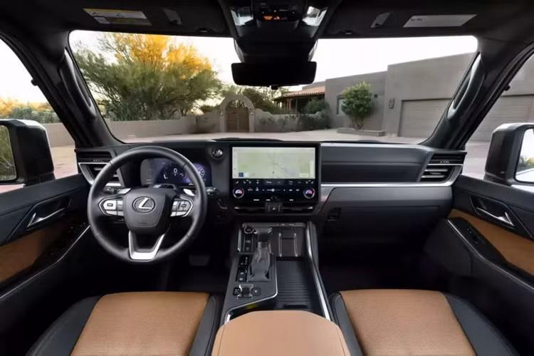 Mặc dù không có gì đáng phấn khích, nhưng Lexus GX 2025 bản Overtrail và Overtrail+ hiện được trang bị hệ thống nâng gầm 1 inch (25 mm). Điều này giúp các mẫu xe có khoảng sáng gầm xe 9,8 inch (249 mm) cũng như góc tiếp cận, góc thoát và góc vượt đỉnh dốc lần lượt là 26°, 22° và 24°.