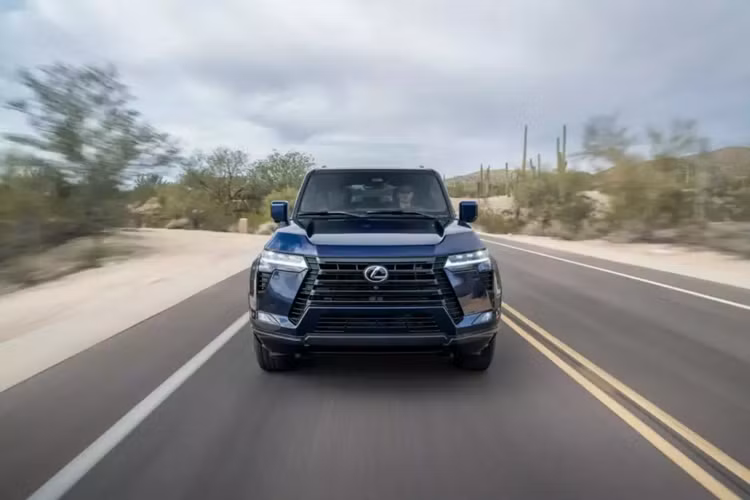 Dự kiến sẽ có mặt tại các đại lý ở Hoa Kỳ vào đầu năm sau, mức giá xe Lexus GX 2025 bán ra khởi điểm từ 65.285 USD (tương đương 1,659 tỷ đồng) đã bao gồm phí vận chuyển là 1.350 USD. Đây là mức tăng nhẹ so với giá khởi điểm của mẫu xe năm 2024 là 64.250 USD.