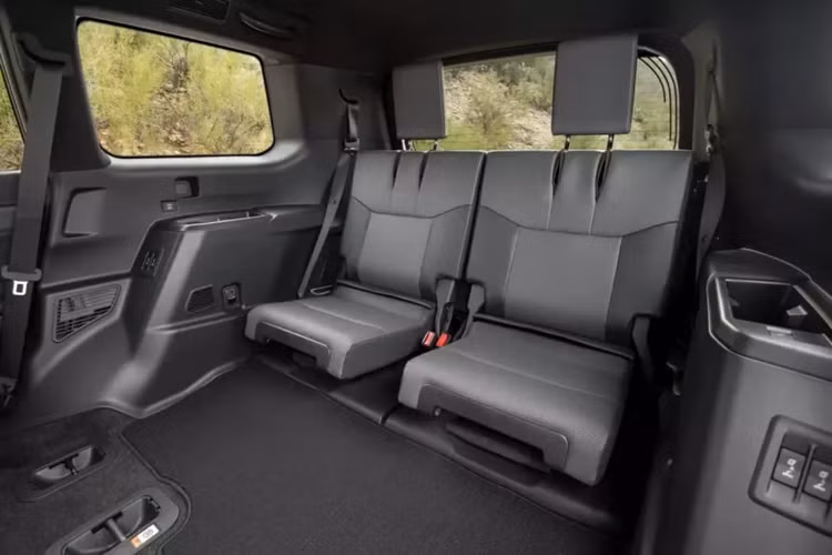 Đó là mức thay đổi nhiều nhất, vì tất cả các mẫu xe Lexus GX 2025 vẫn sẽ được trang bị động cơ V6 3,4 lít tăng áp kép sản sinh công suất 349 mã lực và mô-men xoắn 479 lb-ft (649 Nm).