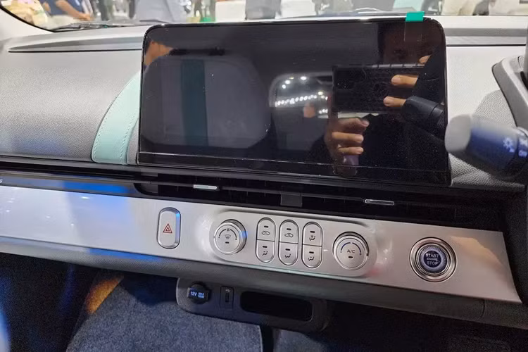 Bên trong Changan Lumin là không gian nội thất bắt mắt vì được phối màu trẻ trung. Xe được trang bị 2 hàng ghế với 4 chỗ ngồi giống đối thủ Wuling Air EV. Tuy nhiên, phía sau hàng ghế thứ hai của Changan Lumin vẫn có khoang hành lý nhỏ với thể tích chỉ 104 lít. Nếu gập ghế sau xuống, con số này sẽ tăng lên 580 lít.