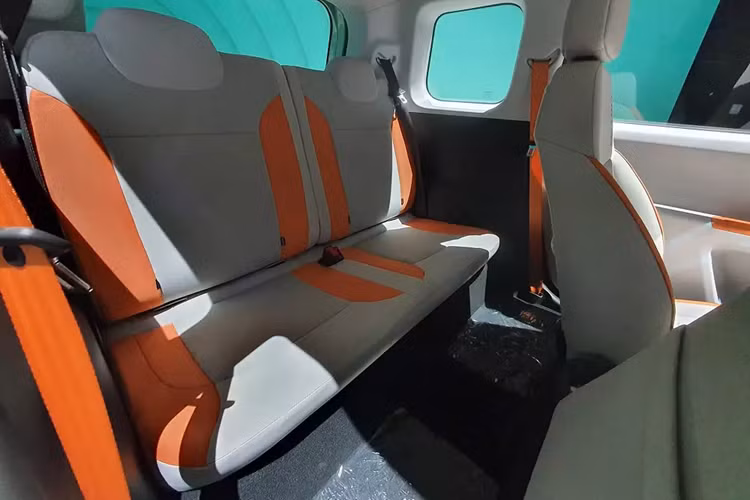 Changan Lumin sở hữu ngoại hình tròn trịa và mượt mà với nóc thẳng thớm. Bên cạnh đó là các cột sơn màu đen, tạo hiệu ứng nóc lơ lửng thời trang.