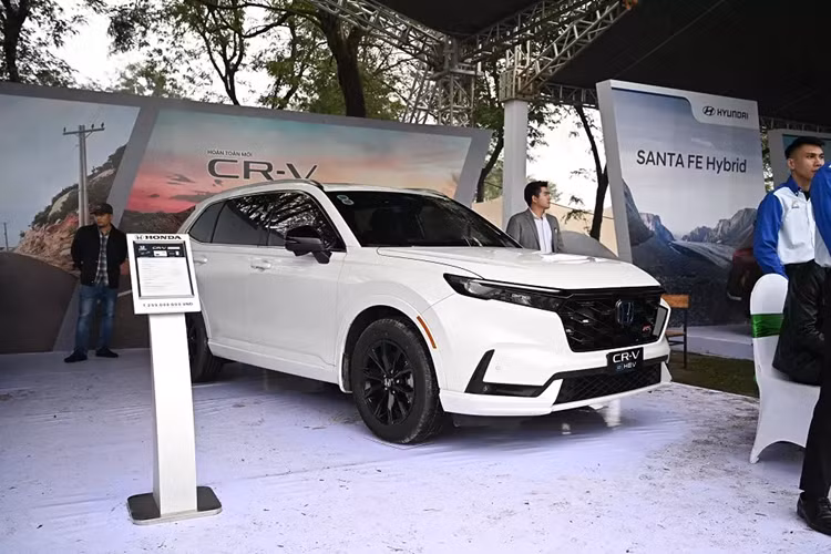Thương hiệu Honda cũng góp mặt trong triển lãm này bằng phiên bản hybrid có tên e:HEV RS của dòng xe CR-V thế hệ mới. Ra mắt Việt Nam vào hồi tháng 10/2023, e:HEV RS là phiên bản nhập khẩu Thái Lan duy nhất của dòng xe Honda CR-V mới.