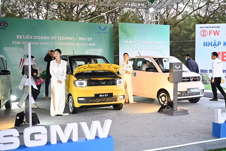 Thương hiệu Wuling mang mẫu ôtô điện rẻ nhất Việt Nam là Hongguang Mini EV đến trưng bày và giới thiệu.