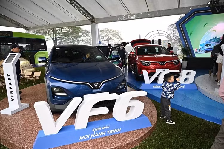 Tham gia Triển lãm Xe điện hóa 2024 đầu tiên tại Việt Nam đang diễn ra ở Hà Nội, khách tham quan có thể ngắm tận mắt những chiếc ôtô điện của thương hiệu nội địa VinFast, trải dài từ VF5 Plus cho đến VF9.