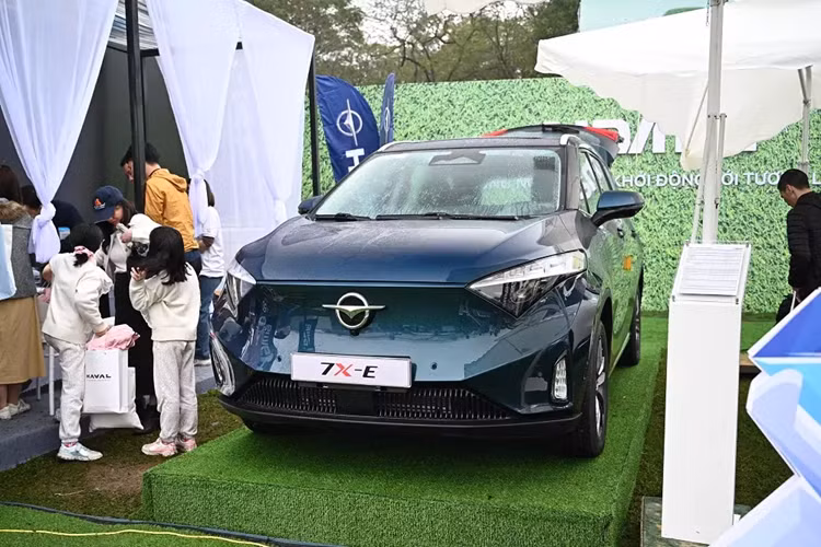 Thương hiệu Haima mới quay trở lại Việt Nam vào cuối năm 2023 xuất hiện cùng mẫu MPV thuần điện 7X-E. Tại Việt Nam, Haima 7X-E hiện đang được bán với giá lên đến 1,111 - 1,23 tỷ đồng cho 2 phiên bản.