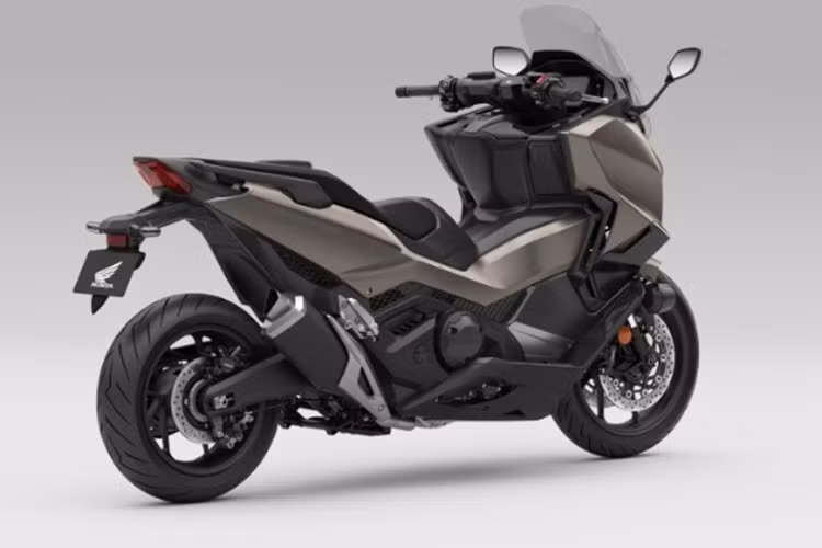 Ngoài ra, xe còn có tính năng kiểm soát hành trình, hệ thống khóa thông minh. Theo kế hoạch, Honda Forza 750 thế hệ mới sẽ được bán ra vào đầu năm 2025. Mức giá xe Honda Forza 750 2025 bán dự kiến là 10.499 bảng Anh (tương đương 341 triệu đồng).