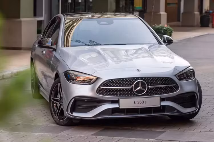 Theo thông tin từ ông Bradley Kelly, Tổng Giám đốc sắp hết nhiệm kỳ của Mercedes-Benz Việt Nam, thương hiệu ngôi sao 3 cánh chuẩn bị bán xe plug-in hybrid (PHEV) tại thị trường nước ta trong thời gian tới. Hai mẫu xe PHEV đầu tiên được giới thiệu tại Việt Nam sẽ là Mercedes-Benz C350e và S580e.