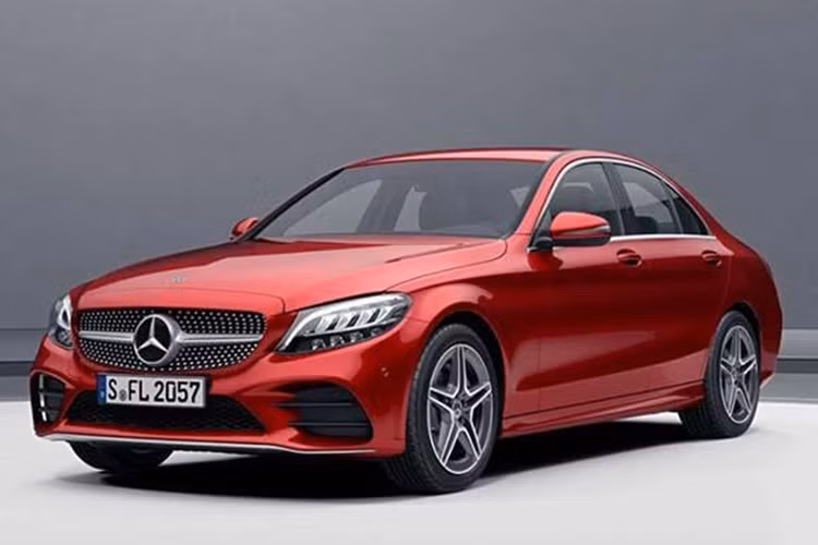 Hiện cả hai mẫu xe kể trên đều đã được đưa về Việt Nam để chạy thử nghiệm. Trước đó, vào hồi tháng 2/2024, Mercedes-Benz cũng đã hoàn tất thử nghiệm tiêu thụ năng lượng cho cả hai mẫu xe này. Thông tin cụ thể về trang bị của Mercedes-Benz C350e và S580e tại Việt Nam vẫn được giữ kín.