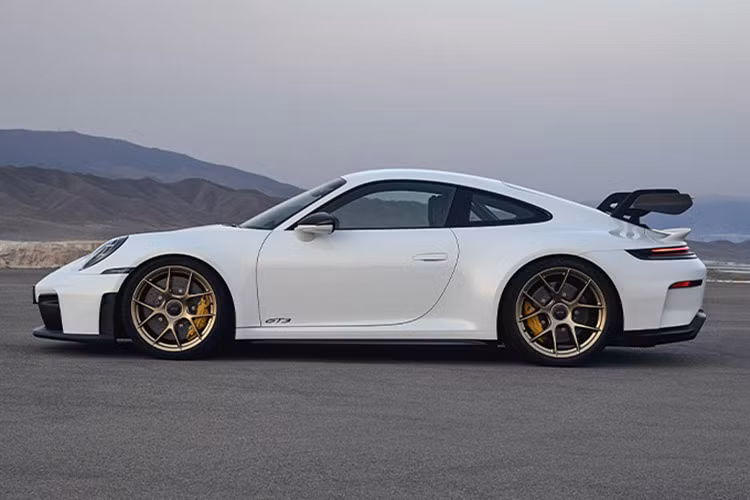 Với tất cả những thay đổi đó, giá xe Porsche 911 GT3 2025 có mức khởi điểm là 224.495 USD (tương đương 5,646 tỷ đồng), tăng mạnh so với mức 171.500 USD (4,313 tỷ đồng) của GT3 2023.