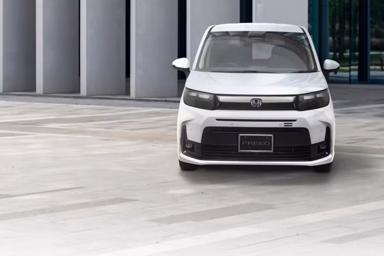 Ở phía sau, xe được trang bị phần cản mới được mở rộng phù hợp với bộ khuếch tán giả và chi tiết này được nối với cánh lướt gió trên mui và decal màu đen trên cửa sau. Chiếc Minivan sử dụng hệ thống treo hạ thấp giúp đem đến một diện mạo thể thao hơn.