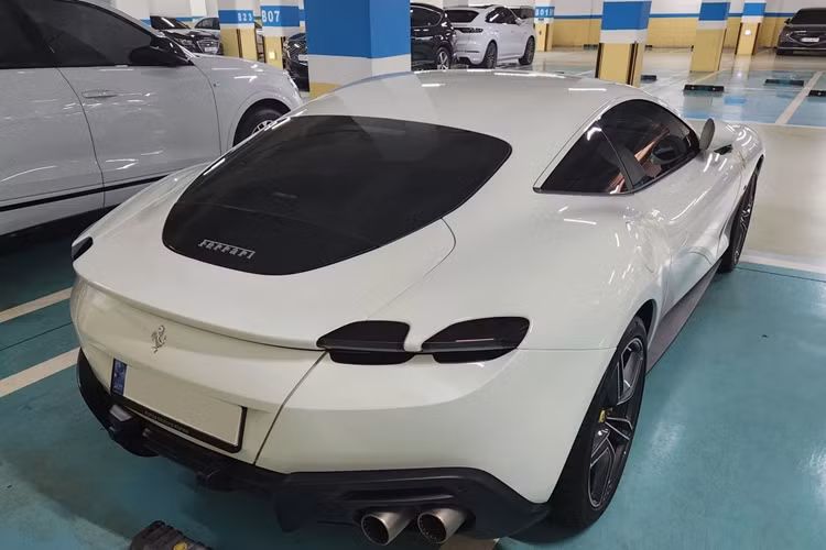 Tại Hàn Quốc, Ferrari Roma khá được ưa chuộng với nhiều tùy chọn màu sắc ngoại thất khác nhau. Trái tim của chiếc xe là khối động cơ V8 tăng áp kép dung tích 3.9L, công suất tối đa 620 mã lực và mô-men xoắn cực đại 760 Nm.