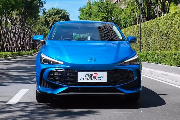 Mẫu xe hatchback MG3 2024 sở hữu số đo dài 4.113 mm, cao 1.797 mm và rộng 1.502 mm. Chiều dài cơ sở xe là 2.570 mm, khoảng sáng gầm xe 117 mm. Khoang hành lý có thể tích 293 lít tiêu chuẩn và tăng lên 1.037 lít khi gập hàng ghế sau. So với thế hệ cũ, kích thước của MG3 mới được mở rộng đáng kể.