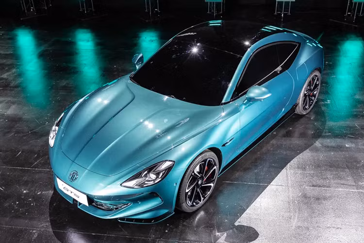 Con số tương ứng của 2 mô-tơ điện ở bản AWD là 510 mã lực. Ngoài ra, MG Cyberster còn được trang bị pin có dung lượng 77 kWh, mang đến quãng đường di chuyển từ 444 - 508 km. MG Cyber GTS được xem như đối thủ tiềm năng của Porsche 718 Cayman EV sẽ ra mắt trong tương lai.