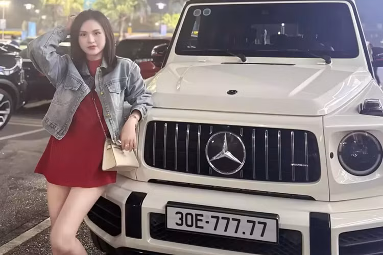 Còn về chiếc xe Mercedes-AMG G63, xe có kích thước chiều dài x chiều rộng x chiều cao 4.763 x 1.855 x 1.938 mm, thông số này vẫn nhỏ hơn Lexus LX570, Land Rover Range Rover hay BMW X7. Ở thế hệ thứ 2, mẫu xe này có tên là Mercedes-AMG G63 thay vì Mercedes-Benz G63 AMG như trước.