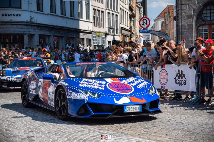 Hành trình siêu xe Gumball 3000 được đánh giá quy mô lớn nhất thế giới, được tổ chức lần đầu vào năm 1999 bởi doanh nhân người Anh Maximillion Cooper. Gumball 3000 là sự kết hợp giữa nghệ thuật, ô tô, âm nhạc, điện ảnh… tất cả tạo nên thương hiệu và phong cách sống thượng lưu.