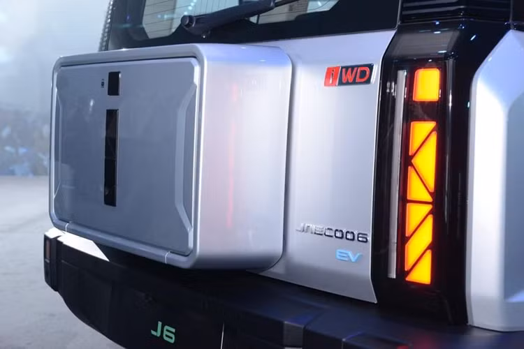 J6 có cốp xe mở ngang thay vì dọc như các mẫu SUV khác trên thị trường. Về nội thất, khoang cabin của Jaecoo J6 nổi bật với sự kết hợp của 2 tông màu. Điểm nhấn nằm ở màn hình cảm ứng giải trí kích thước lớn 15,6 inch, núm xoay lựa chọn chế độ lái với tạo hình viên pha lê.