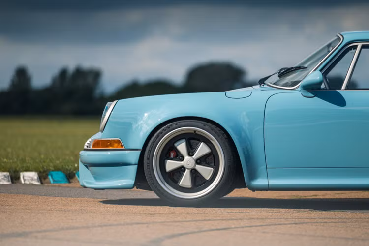 Mức giá xe Porsche 911 của Thornley Kelham khởi điểm khoảng 750.000 USD (khoảng 17,6 tỷ đồng) và được trang bị động cơ 6 xi-lanh phẳng đời 993 được chế tạo thủ công, dung tích lên tới 3.8 lít và được trang bị đầu xi-lanh phôi, piston Mahle rèn cho tỷ lệ ép 11,8: 1, cam đặc biệt và thân ga riêng.