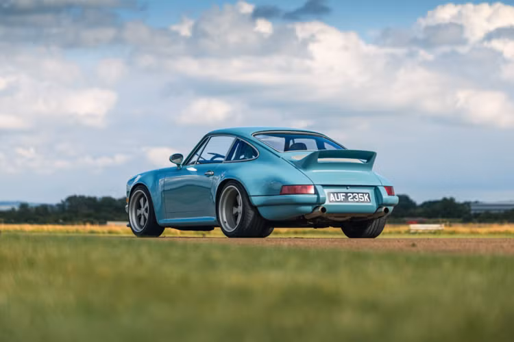 Người chủ sở hữu này cũng có một chiếc 997 GT3 RS 4.0 và muốn một chiếc Porsche cũ hơn có chút hương vị RS thể thao. Chiếc xe đó mất bốn năm để hoàn thành nhưng giờ đây, những triệu phú khác cũng hoàn toàn có thể dễ dàng lựa chọn những chiếc xe tương tự thông qua dự án phục chế lần này.