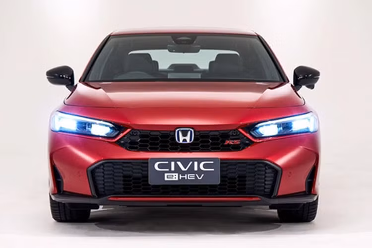 Hốc gió trước cũng được làm lại. Ở phiên bản RS, xe được trang bị bộ mâm mới có kích thước 18 inch. Trong khi đó, ở bản tiêu chuẩn vẫn dùng mâm 17 inch như cũ. Về nội thất, khoang cabin của Civic 2025 cũng không khác biệt nhiều so với bản tiền nhiệm, nhưng vẫn được nâng cấp đôi chút về công nghệ.