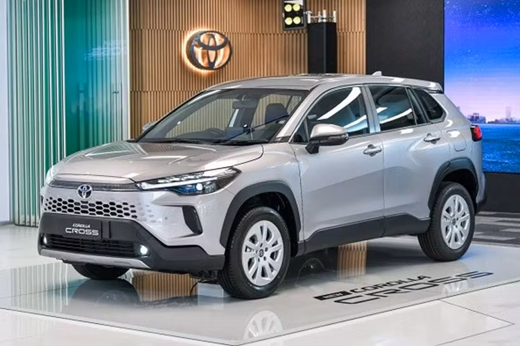 Trong khi đó, các phiên bản HEV có động cơ hybrid với máy xăng 1.8L và mô- tơ điện cho tổng công suất là 122 mã lực. Đi kèm với đó là hộp số e-CVT và hệ dẫn động cầu trước. Hiện mức giá xe Toyota Corolla Cross 2024 tại Việt Nam chưa được công bố, nhưng dự kiến sẽ tang hơn so với hiện tại.