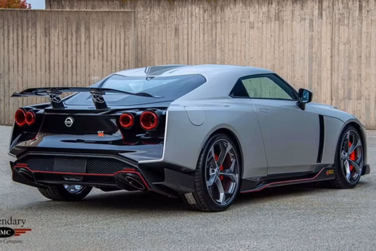 Về nội thất, chiếc xe vẫn mang thiết kế của một chiếc GT-R thông thường ngoại trừ một số điểm nhấn màu đỏ dọc theo những nơi như ghế ngồi, bảng điều khiển và viền lỗ thông hơi. Xe được trang bị bộ ghế hàng đầu với lưng carbon có thể đóng gập linh hoạt giúp người dùng dễ dàng ra vào hàng ghế sau.