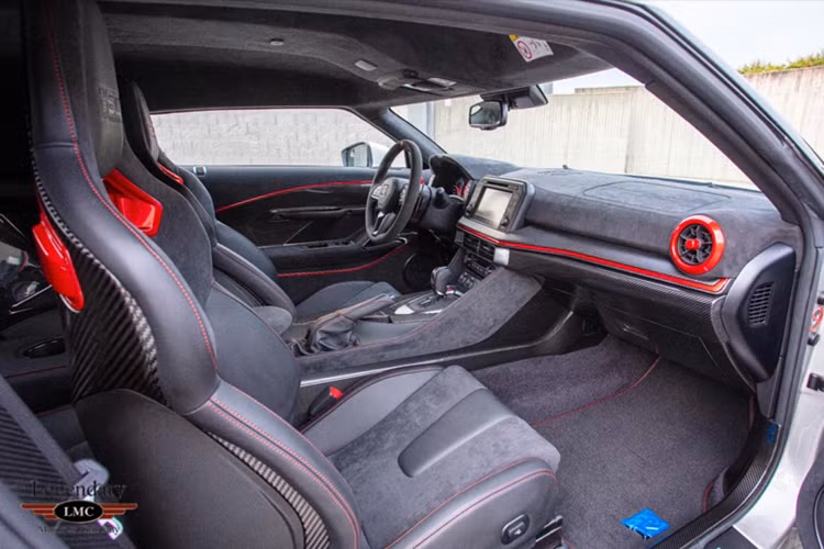 Legendary Motorcar Company không niêm yết giá xe Nissan GT-R50 hàng hiếm này nhưng có thể chắc chắn rằng chiếc xe sẽ được bán với giá cao hơn nhiều lần so với một chiếc GT-R thông thường.