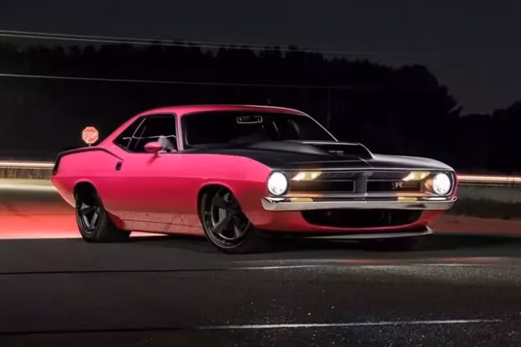 Được gọi là 'Infected', đó là một chiếc Plymouth Restomod đời 1970 "Cuda" màu hồng tươi, xe đã được đại tu hoàn toàn cả bên trong lẫn bên ngoài, cũng như bên dưới nắp capo của xe.
