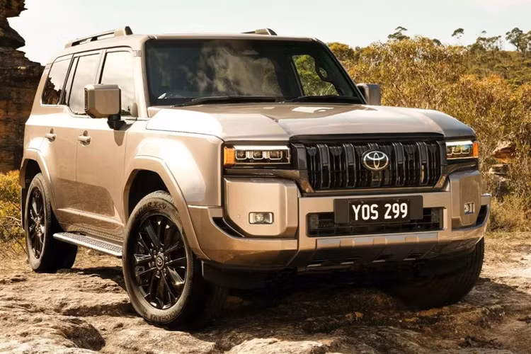 Giống như người anh em sang trọng hơn là Lexus GX, Toyota Land Cruiser Prado thế hệ mới được trang bị hệ dẫn động 4x4 thông minh với nhiều chế độ địa hình và khóa vi sai để sử dụng khi off-road, đồng thời xe cũng được trang bị tiêu chuẩn công nghệ Toyota Safety Sense.