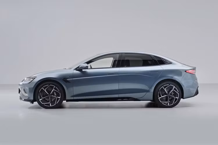 Xe có hai tùy chọn pin: 61,44 kW và 80,64 kW. Phạm vi hoạt động theo tiêu chuẩn CLTC là 510 – 650 km.