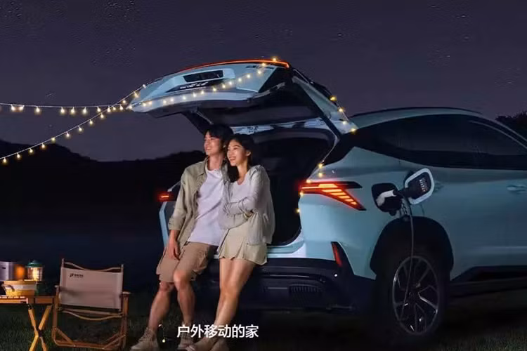 Sạc không dây cho điện thoại di động 50 W, hệ thống âm thanh 8 loa, đèn viền đơn sắc và các chức năng hỗ trợ lái xe tiên tiến bao gồm kiểm soát hành trình thích ứng, hỗ trợ tắc đường, cảnh báo va chạm phía trước và nhận dạng biển báo giao thông.